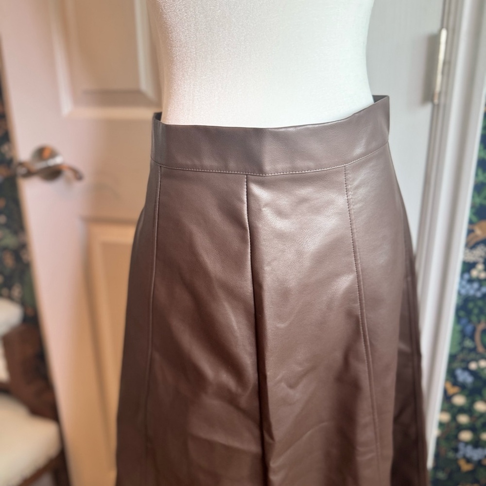 Elegant Brown Leather Skirt - Picture 2 of 7